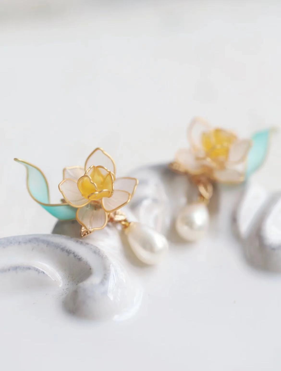 Daffodil Women's Vacation Pearl Earrings