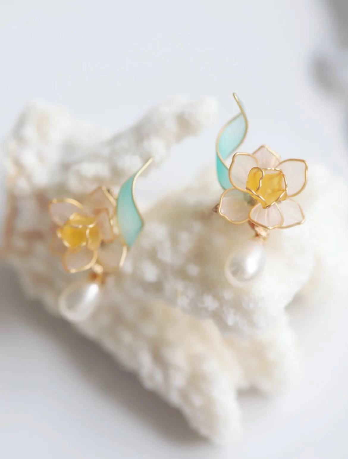 Daffodil Women's Vacation Pearl Earrings