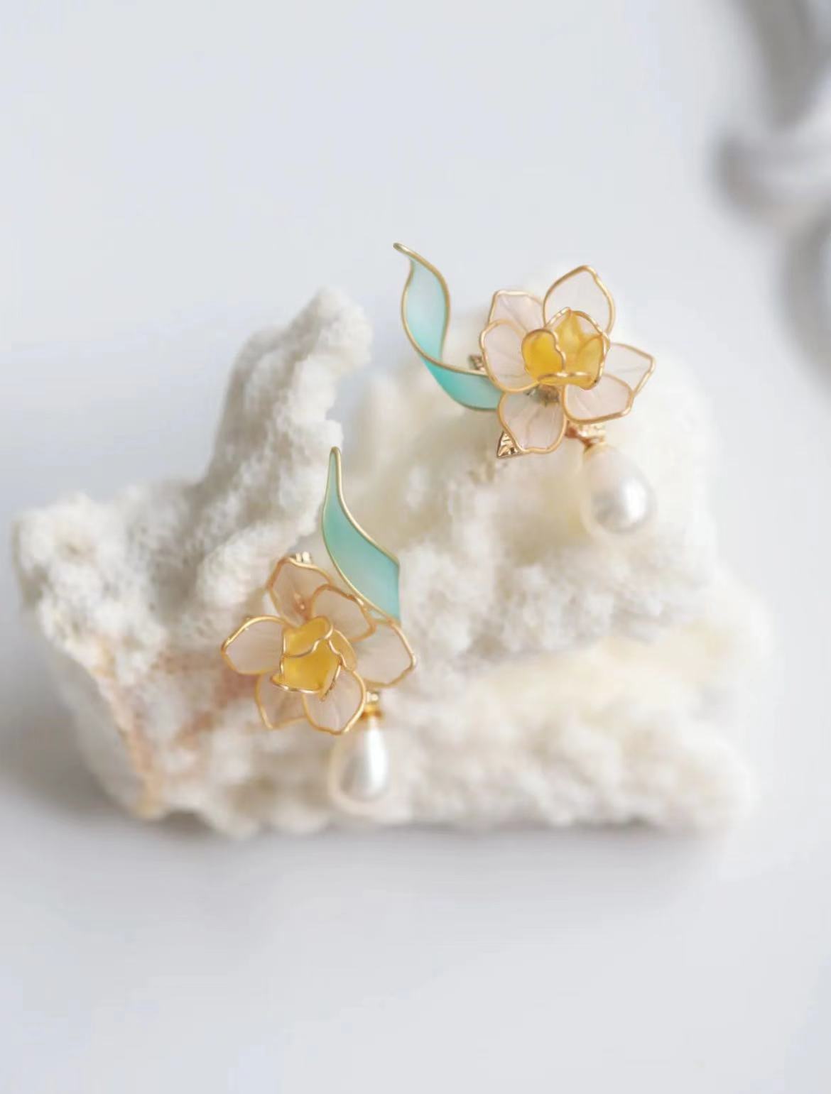 Daffodil Women's Vacation Pearl Earrings