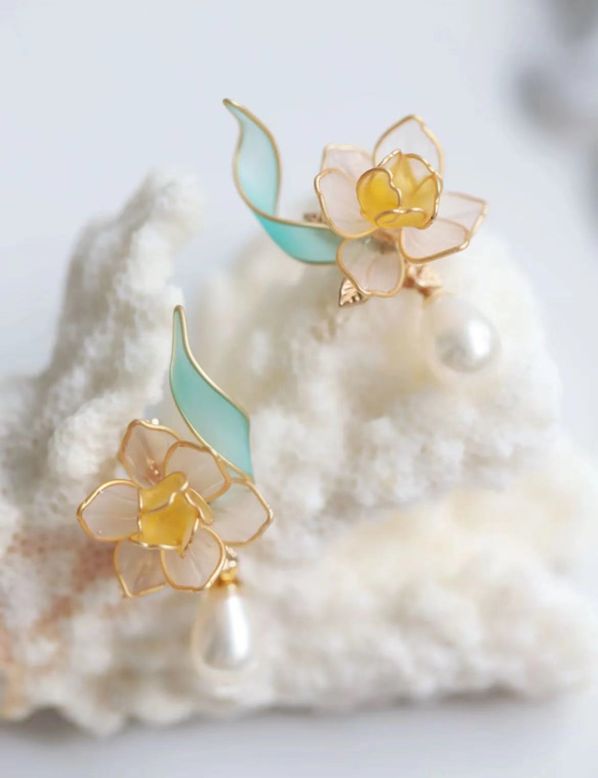 Daffodil Women's Vacation Pearl Earrings