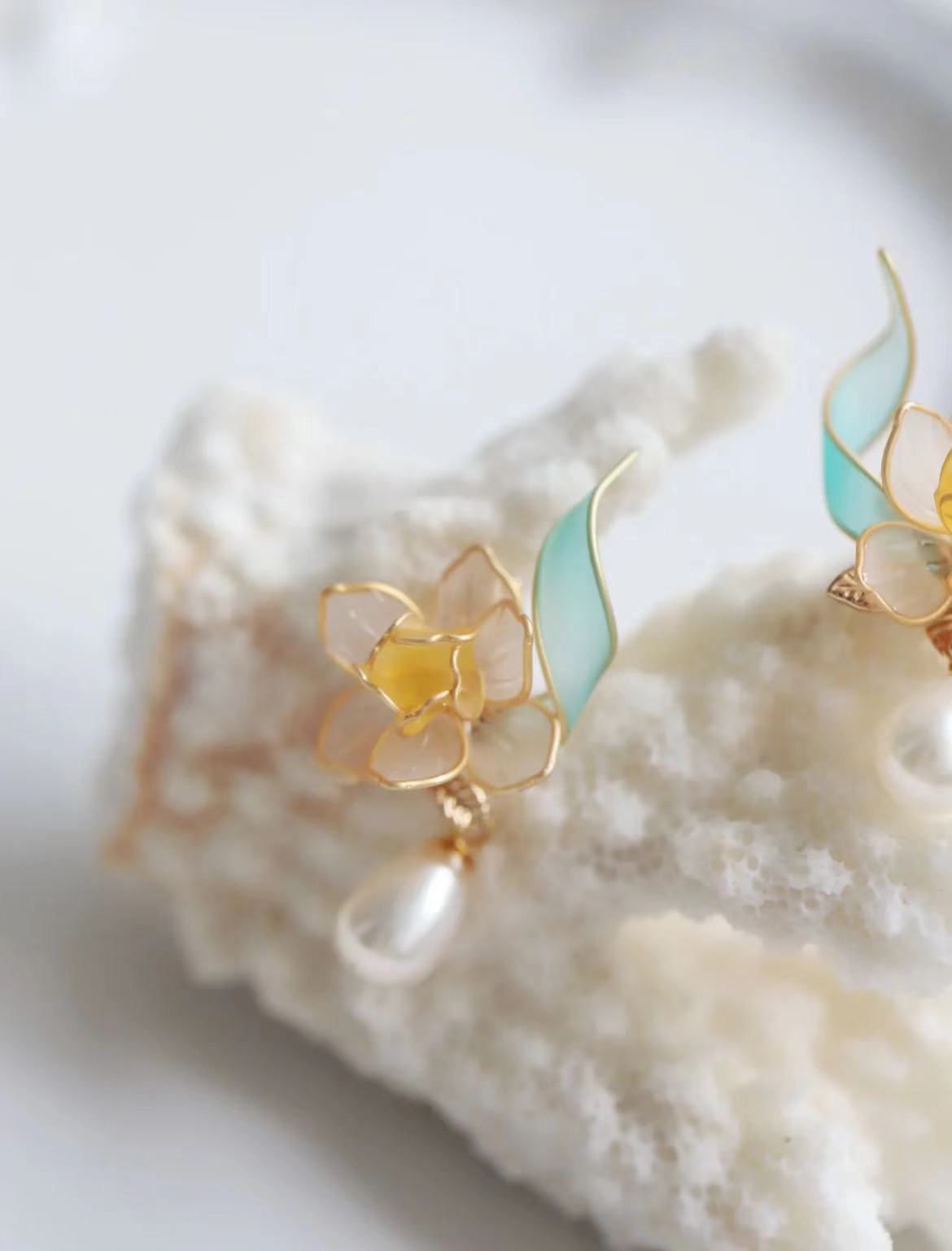 Daffodil Women's Vacation Pearl Earrings